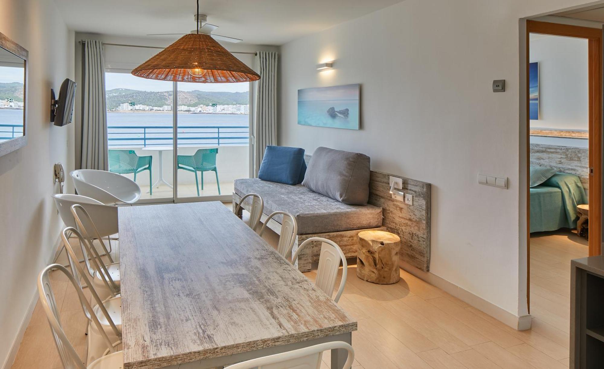 Apartamento de 3 dormitorios con balcón